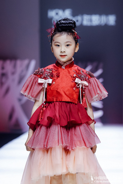 红鼓小爱•笑容魔法——AW2021中国国际时装周全新发布
